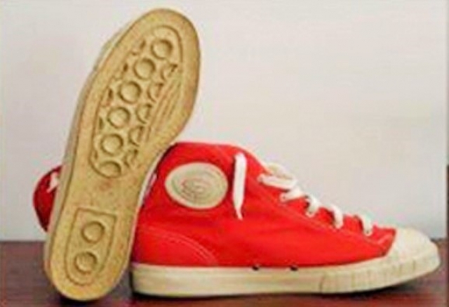 Le suole delle Superga rosse